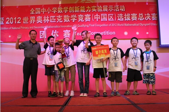 中国多思青少年研究院院长王刚先生为望子成龙代表队颁奖